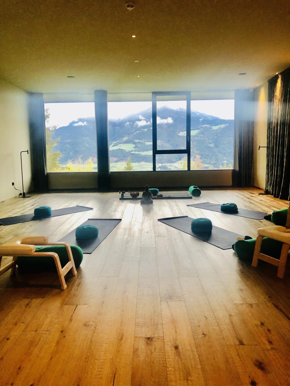 Yogaraum mit Matten und Kissen